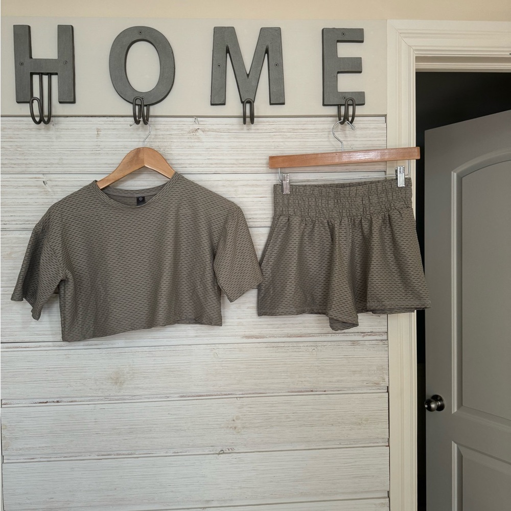 Noli yoga mesh set- crop top and shorts in stone size small- NWOT